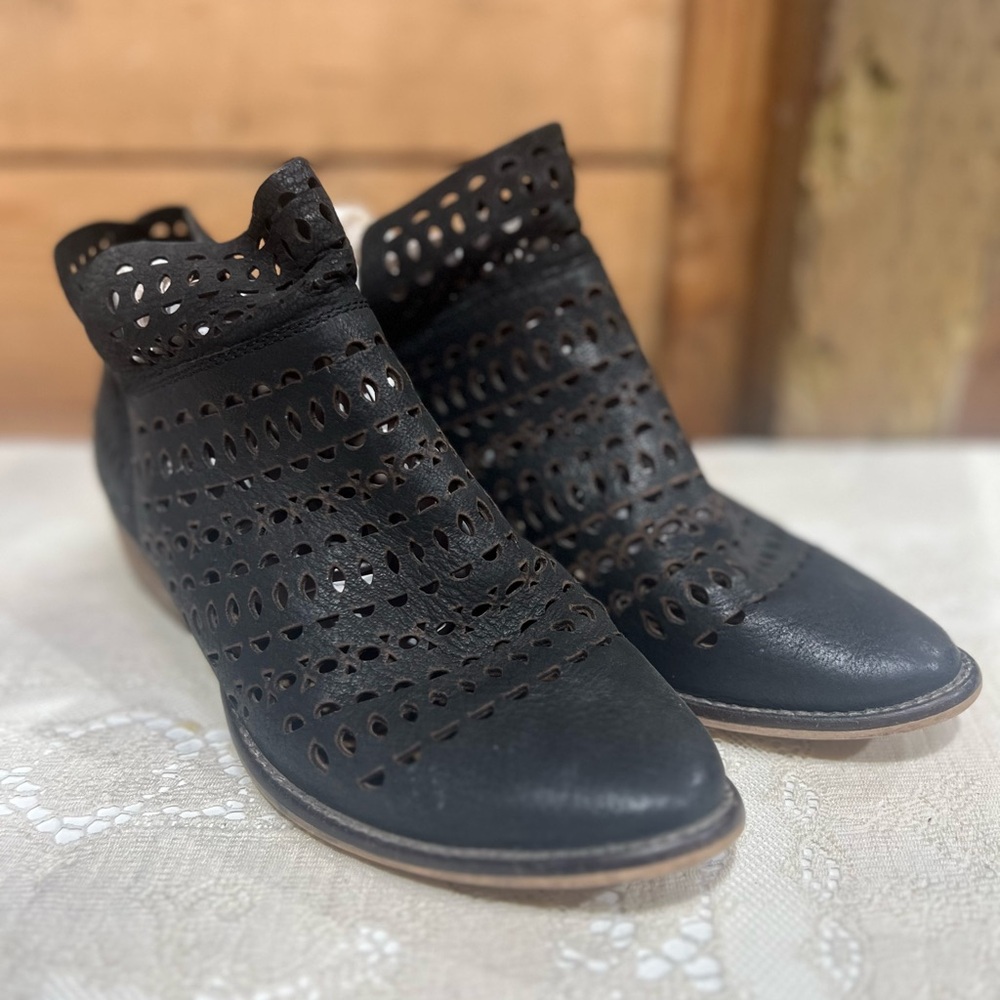 Seychelles Laser Cut Accent Leather Ankle Boots Booties Black Size 6